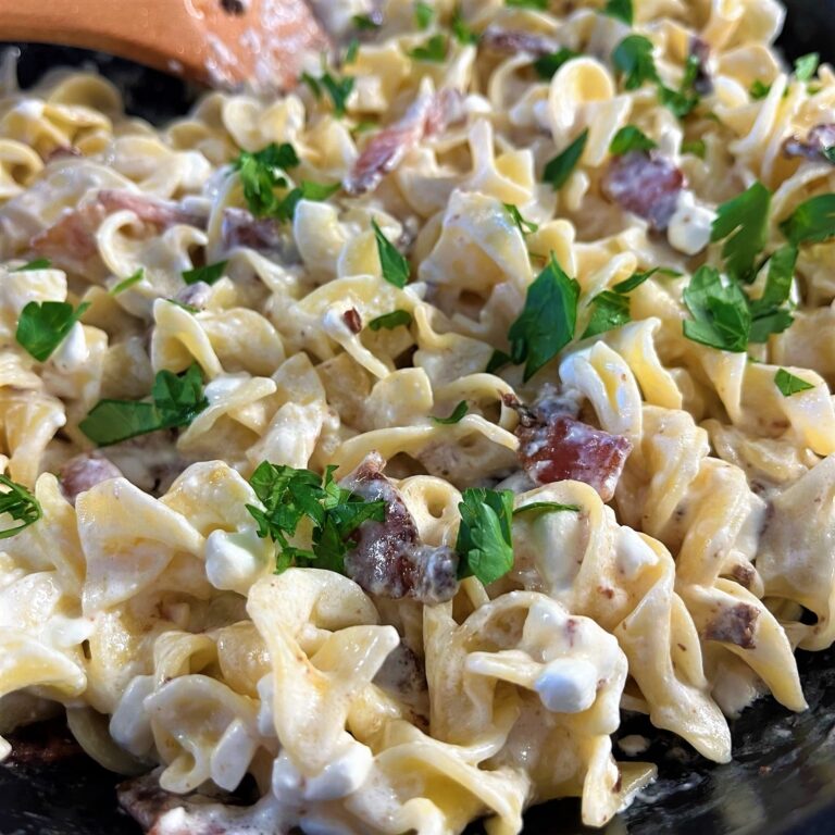 Hungarian Cottage Cheese Noodles with Bacon (Túrós Csusza) - The ...