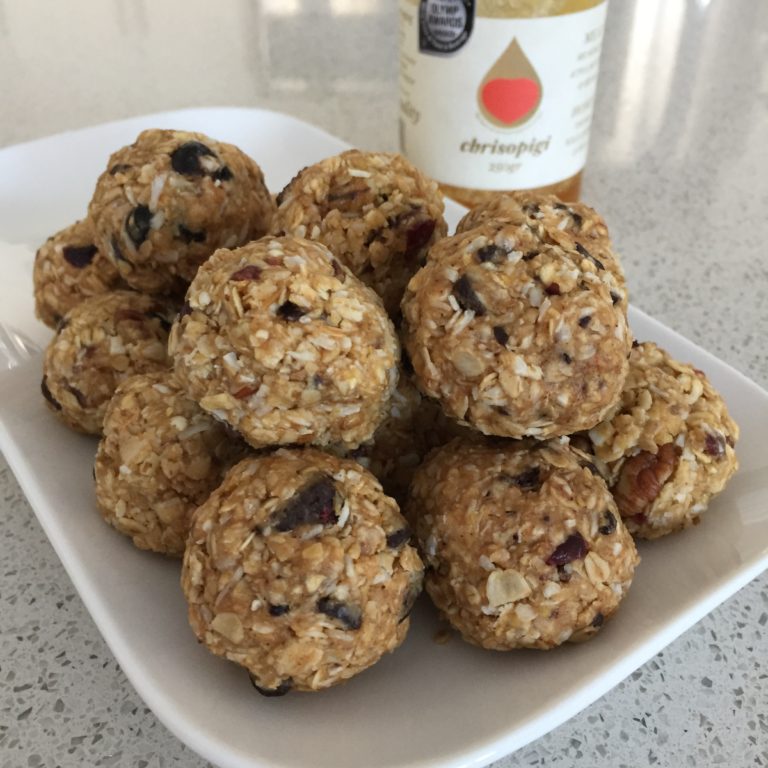 Two No-Bake Peanut Butter Honey Oat Energy Bites - The Hungary Soul