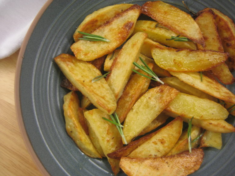 Roasted Potatoes Wedges with Fresh Rosemary - The Hungary Soul