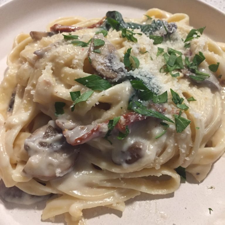 Easy Fettuccine With Spinach And Mushroom Alfredo Sauce The Hungary Soul 8600