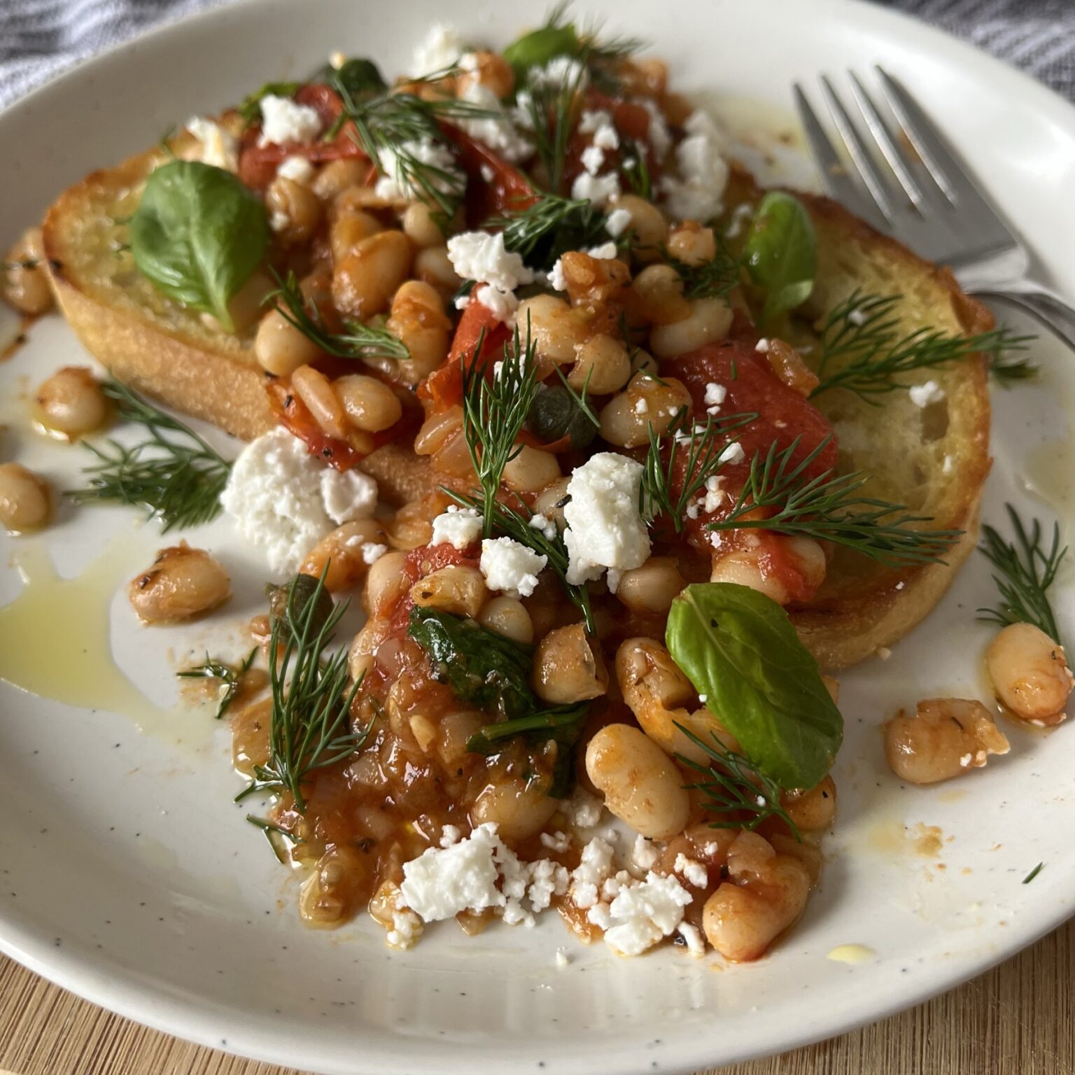 Easy Crispy Garlic Toast with Smoky Tomatoes and Beans - The Hungary Soul