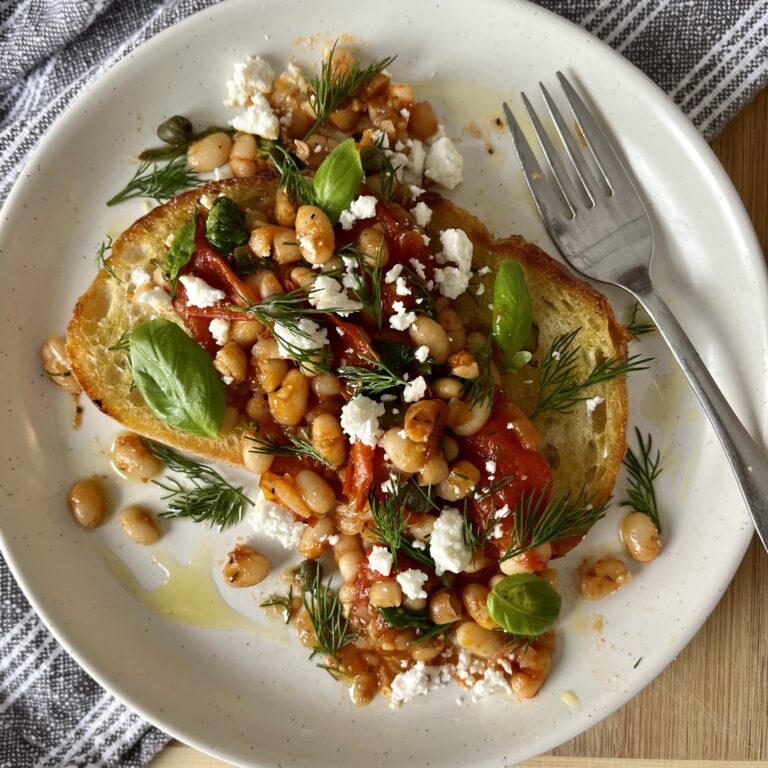 Easy Crispy Garlic Toast With Smoky Tomatoes And Beans - The Hungary Soul